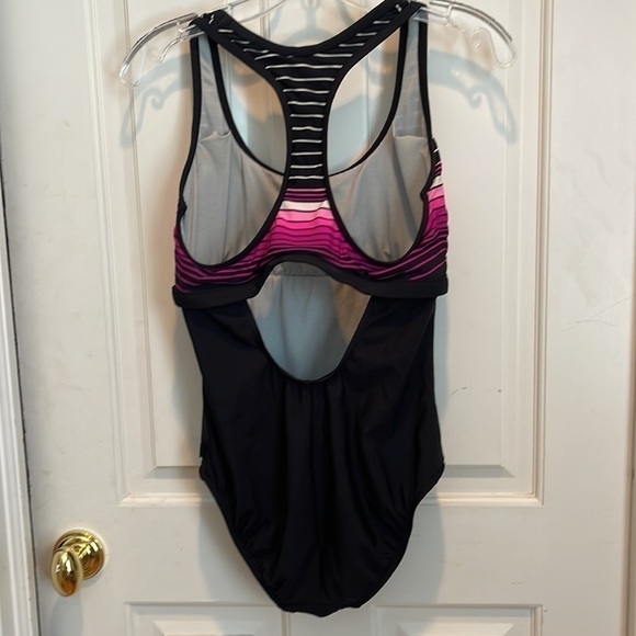 Reebok 🌟black with pinks and white stripes - Picture 3 of 6